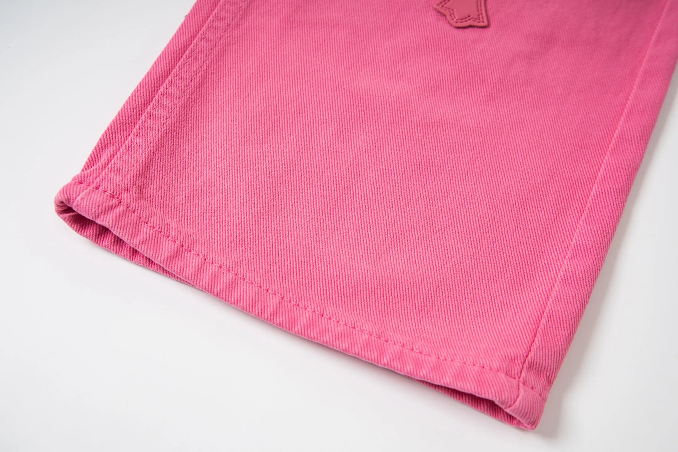P250 CHROME HEARTS 25ss dopamine light pink cross-over leather washed jeans - Full of exploring the ultimate in fashion, Chrome Hearts' new Chrome Hearts pants not only present a unique style, the fresh ice blue color looks particularly youthful and energetic. The mid-high waist design is paired with a lazy and casual style, which not only shows long legs but also maintains a casual feel. It is a must-have fashion choice for trendy men and trendy women. Style number: 1778# Color: Dopamine powder Size: 28 30 32 34